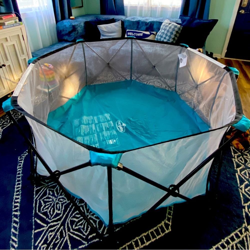 New Regalo indoor/outdoor play yard